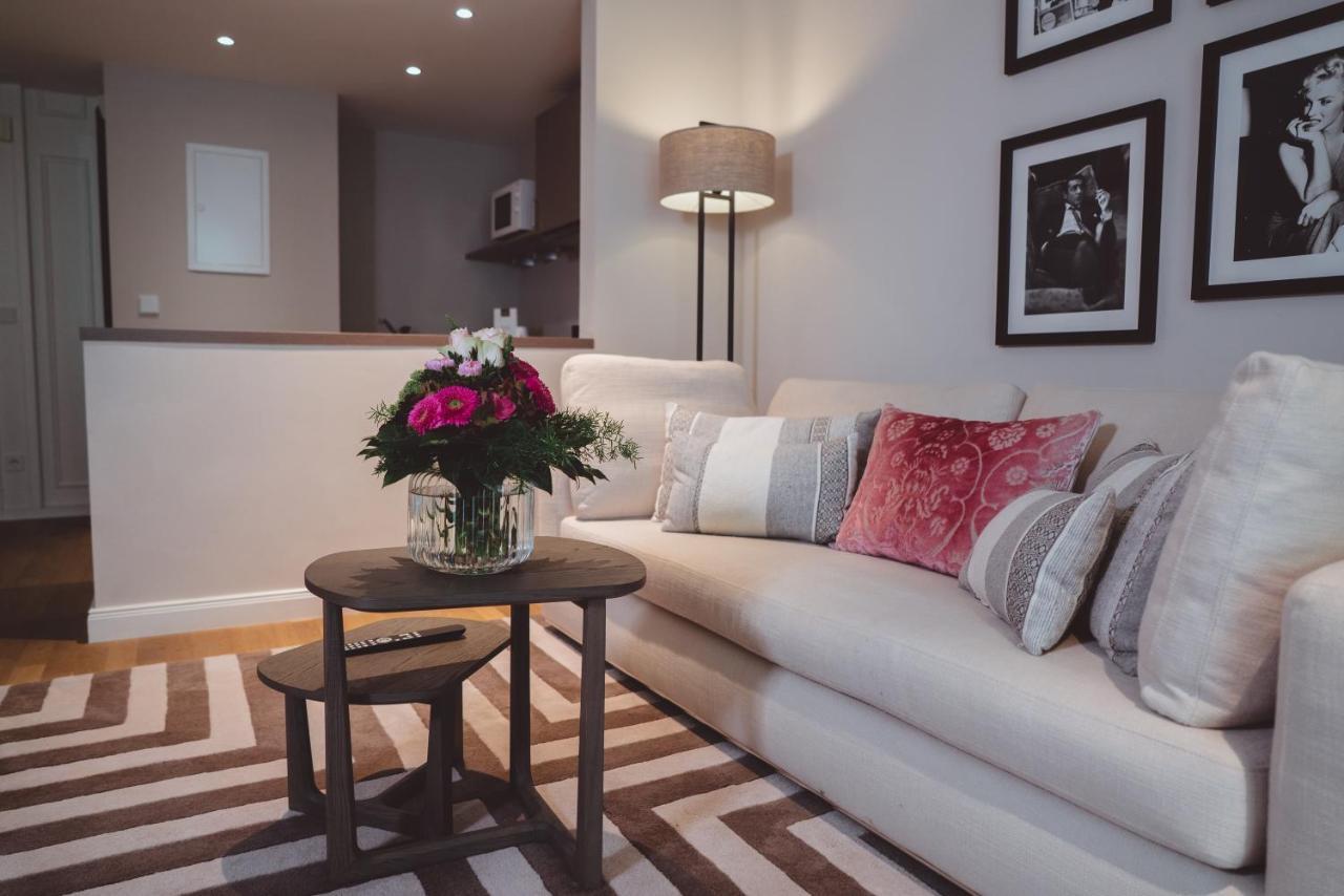 Vila Vita Rosenpark Marburg Bagian luar foto A living room in a serviced apartment in London