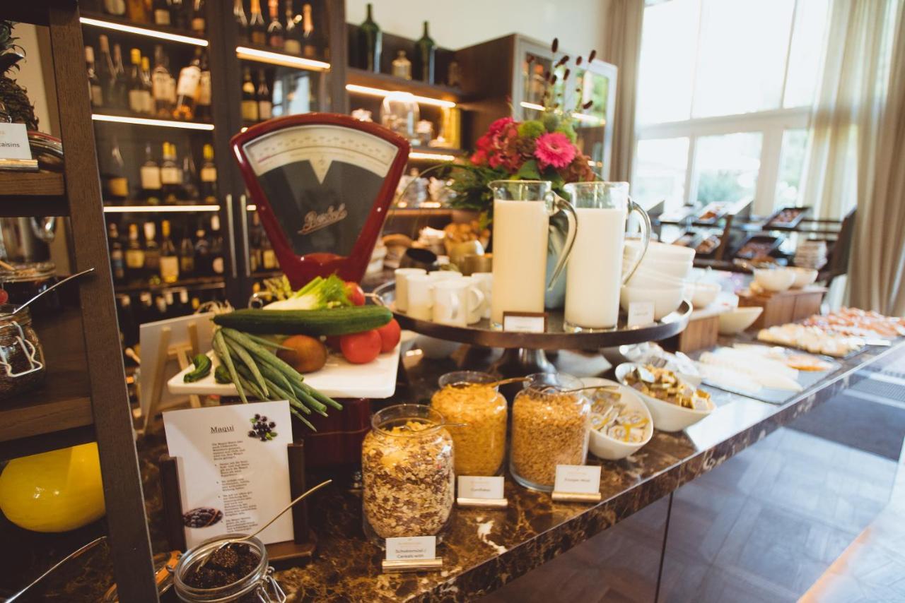 Vila Vita Rosenpark Marburg Bagian luar foto A display of various types of honey at a hotel in London