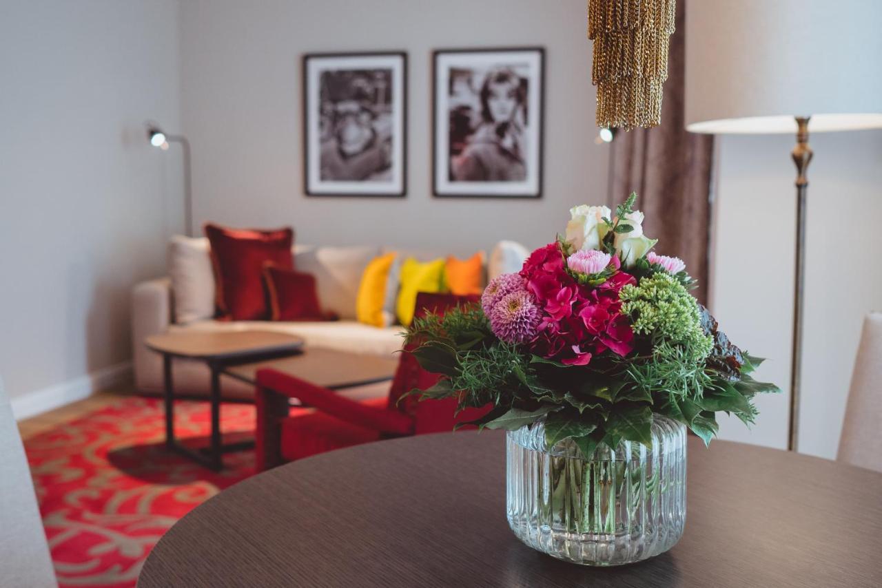 Vila Vita Rosenpark Marburg Bagian luar foto A suite at the hotel