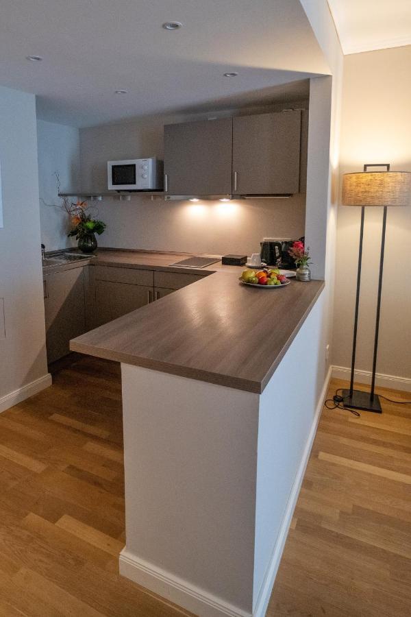 Vila Vita Rosenpark Marburg Bagian luar foto A small kitchen with a peninsula