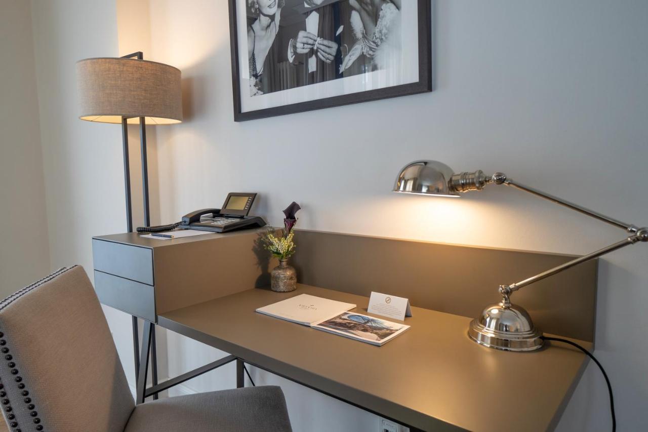 Vila Vita Rosenpark Marburg Bagian luar foto A desk with a lamp