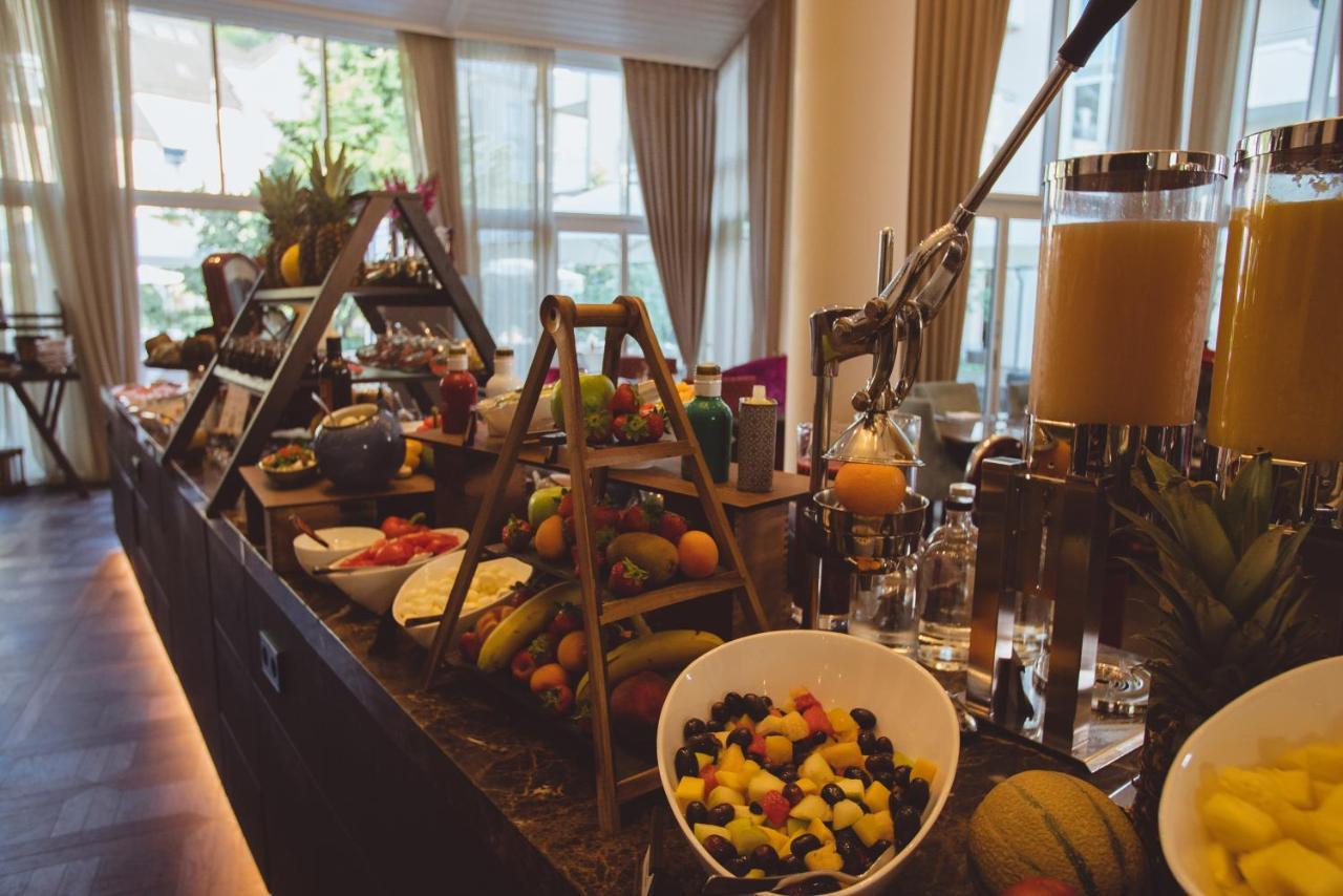 Vila Vita Rosenpark Marburg Bagian luar foto A fruit salad at a buffet
