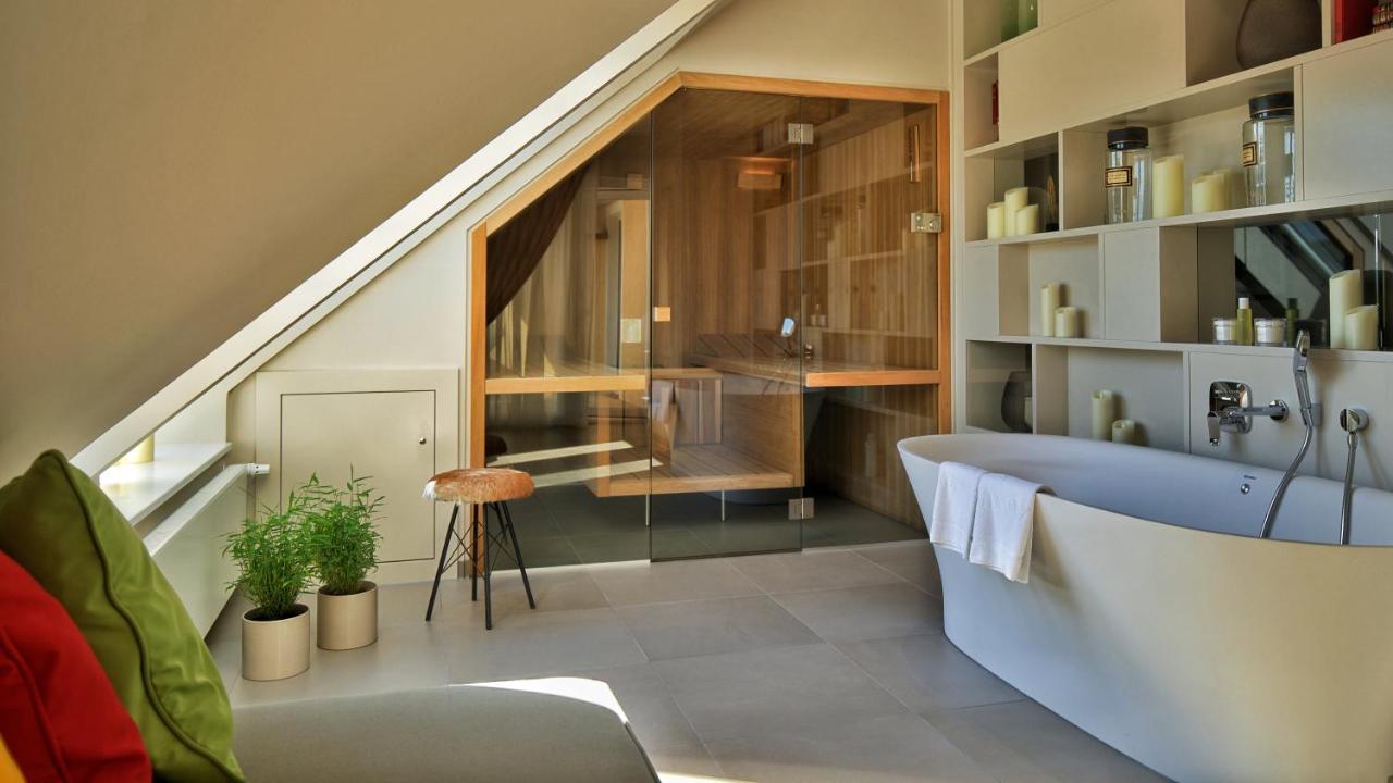 Vila Vita Rosenpark Marburg Bagian luar foto A modern bathroom with a shower and a bathtub