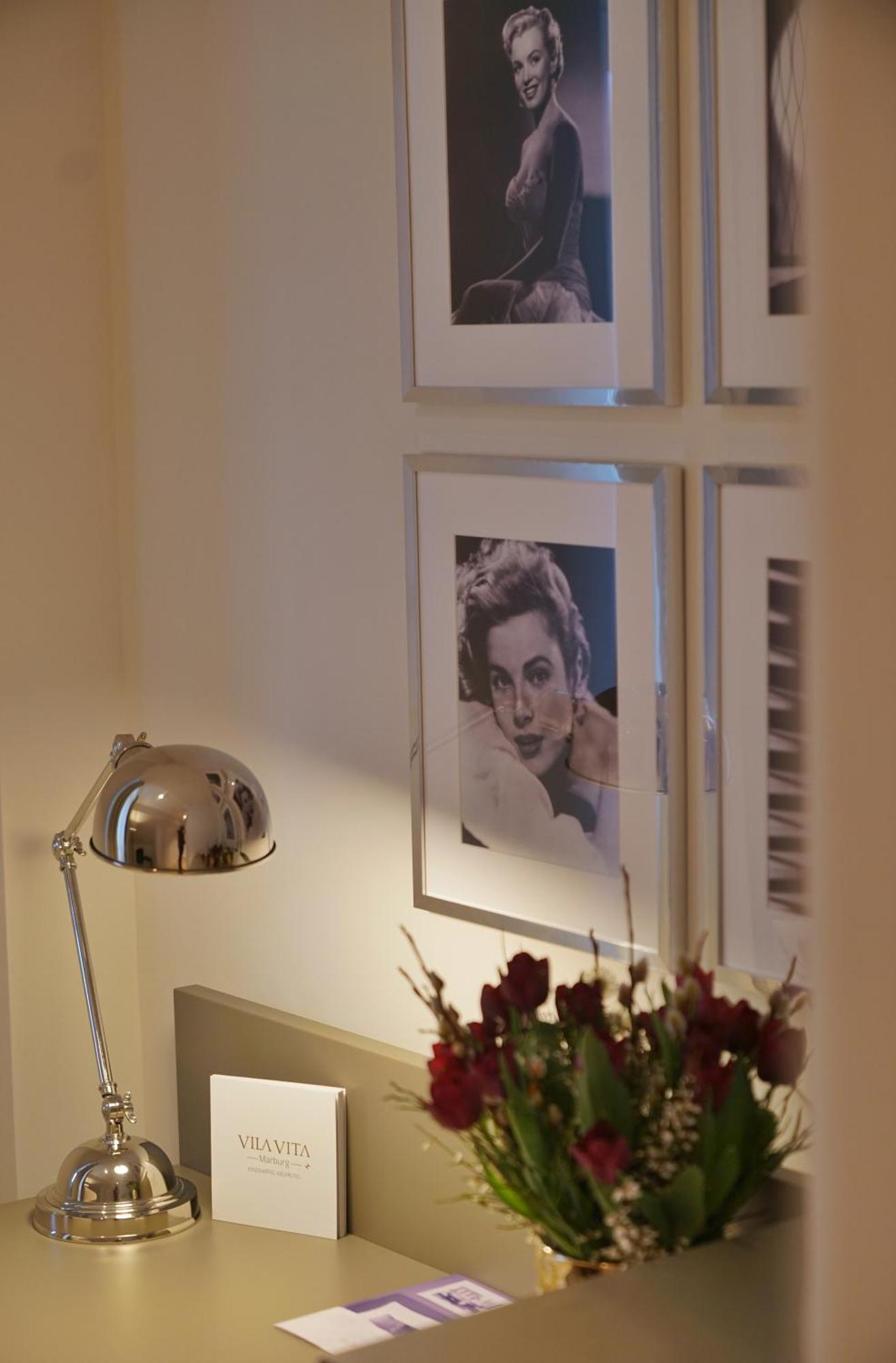 Vila Vita Rosenpark Marburg Ruang foto A photograph of Audrey Hepburn by Allan Allan Warren