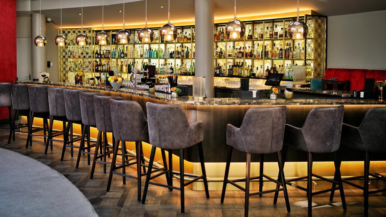 Vila Vita Rosenpark Marburg Bagian luar foto The bar at the restaurant