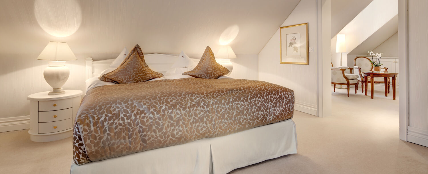 Vila Vita Rosenpark Marburg Bagian luar foto A bed with a bed skirt